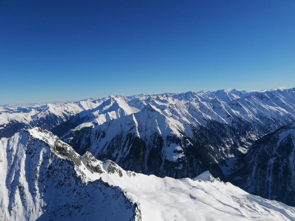 Ein allgemeiner Bergblick oder ein Berglick von der Ferienwohnung aus
