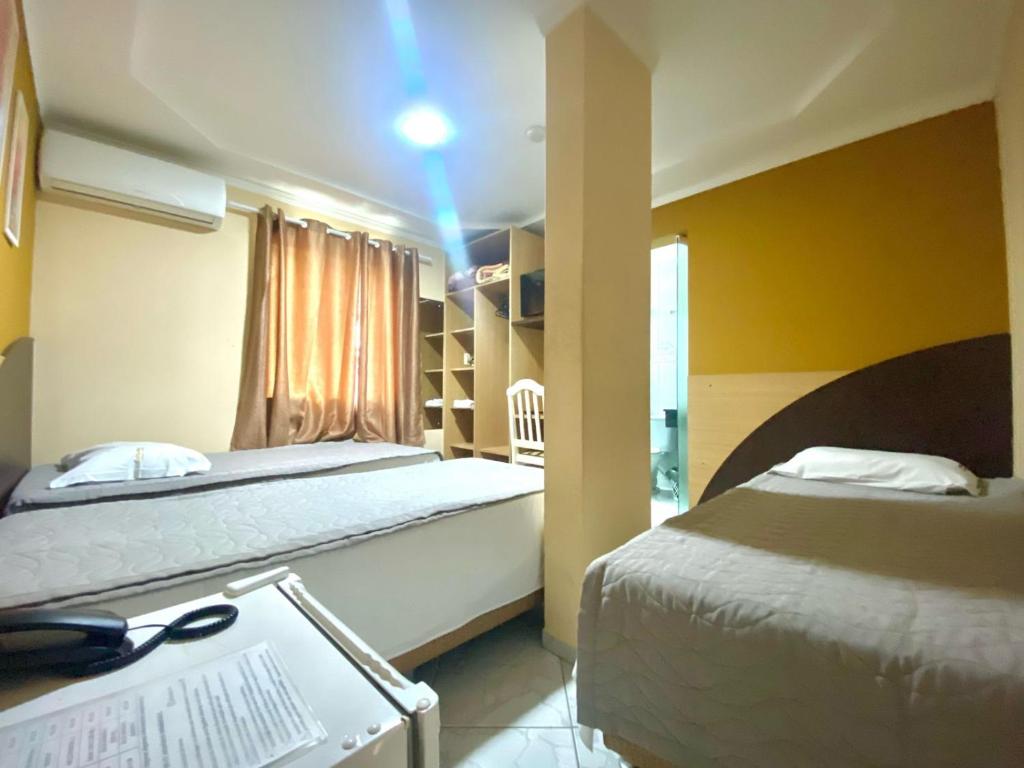 南雅拉瓜的住宿－Hotel Jovilá，一间卧室配有两张床和蓝色的灯光