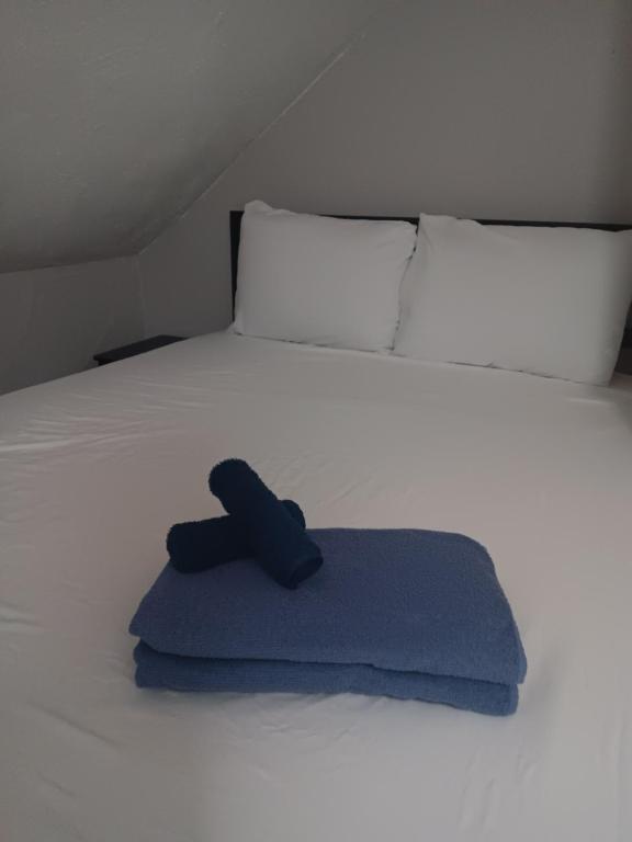 Ένα ή περισσότερα κρεβάτια σε δωμάτιο στο The Attic Room # 1 at The North End. NEW PRIVATE ROOM near Providence College