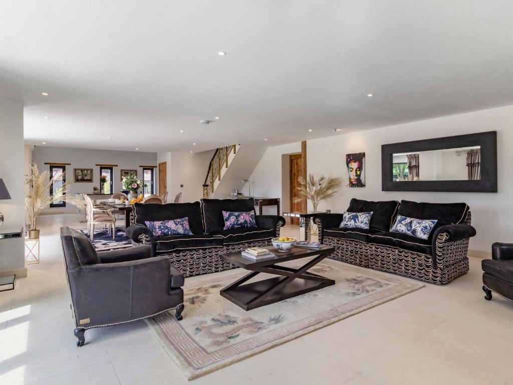 una gran sala de estar con sofás y una mesa. en 2 bed in Lound 82801 en Hopton on Sea