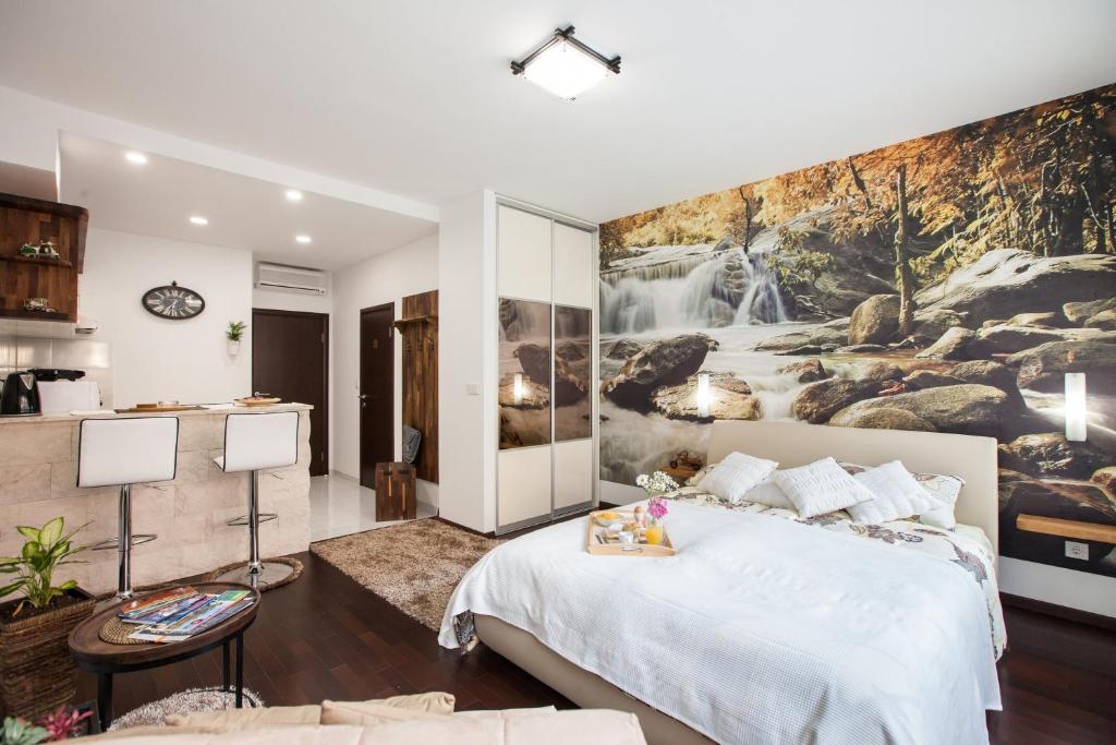 ein Schlafzimmer mit einem großen Wandgemälde in der Unterkunft ZagrebRent Apartments in Zagreb