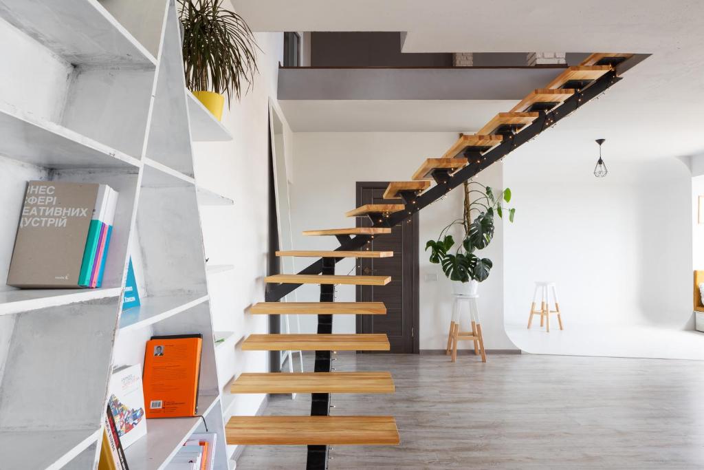 eine Treppe in einem Wohnzimmer mit Holzflächen in der Unterkunft Loft Apartment in Iwano-Frankiwsk