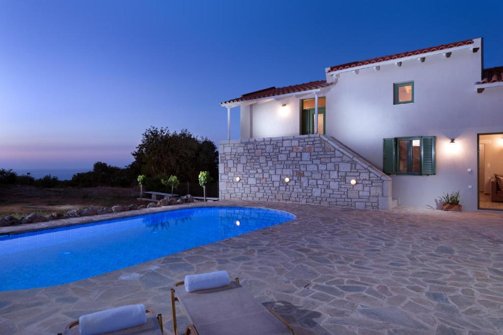 Sarpedon - Forest Villas Crete, near the beach في Gállos: فيلا بمسبح امام بيت