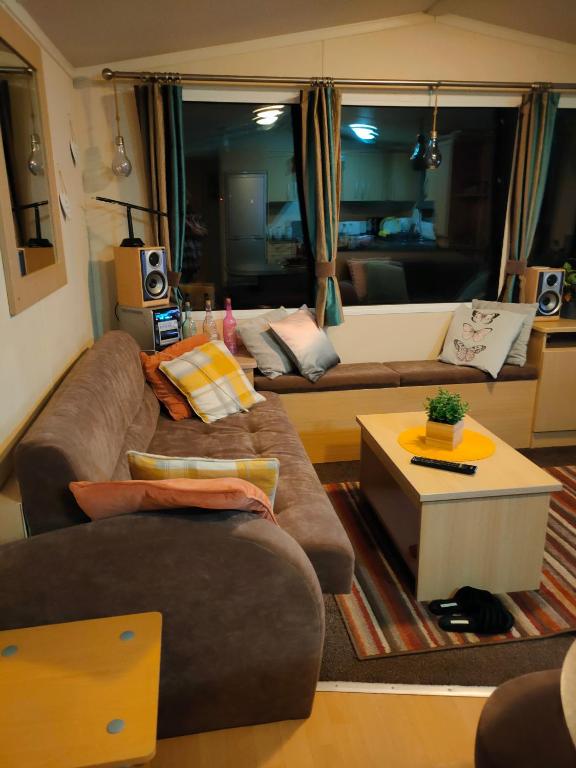 Posezení v ubytování M&C Caravan Hire Sunnysands