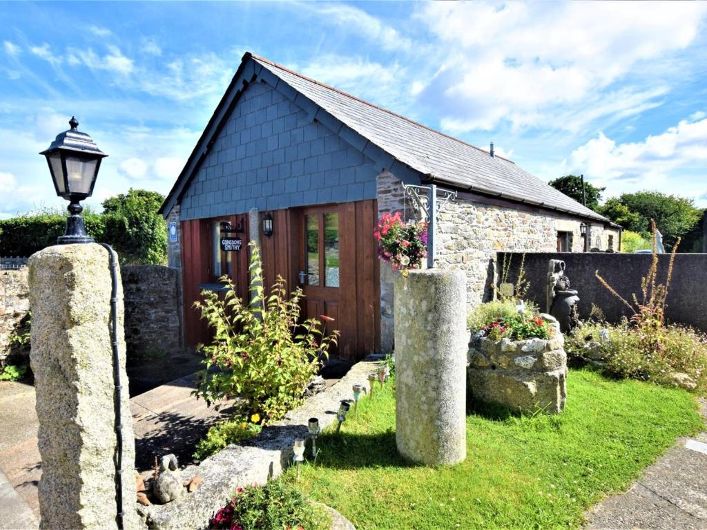 a small stone cottage with a garden and a street light at 2 Bed in Liskeard CONGS in North Hill