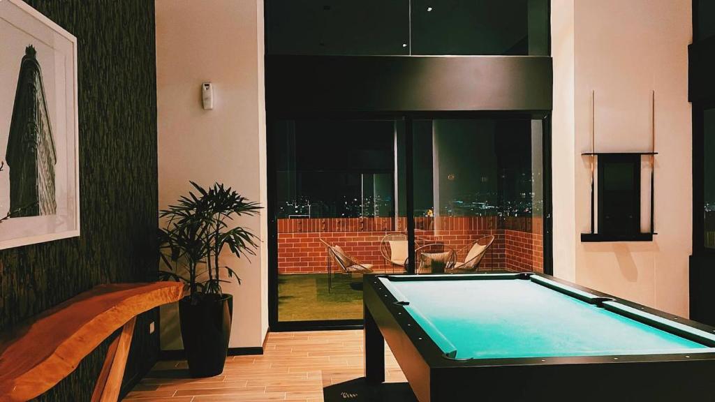 a pool table in a living room with at Apartamento zona 13 Aeropuerto Inara in Guatemala