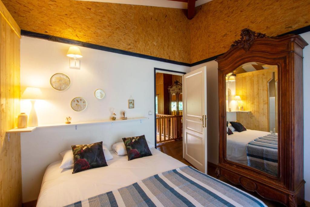 宗薩的住宿－BAVELLA VISTA，一间卧室配有两张床和镜子