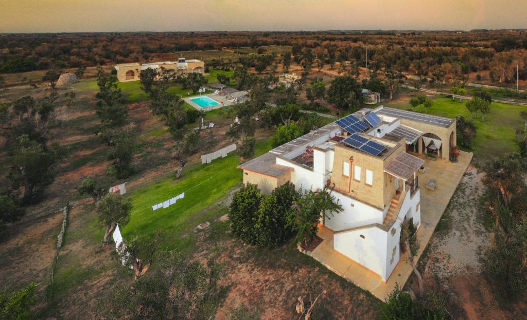 - une vue aérienne sur une maison dotée de panneaux solaires dans l'établissement Tenuta Calitre, à Melendugno