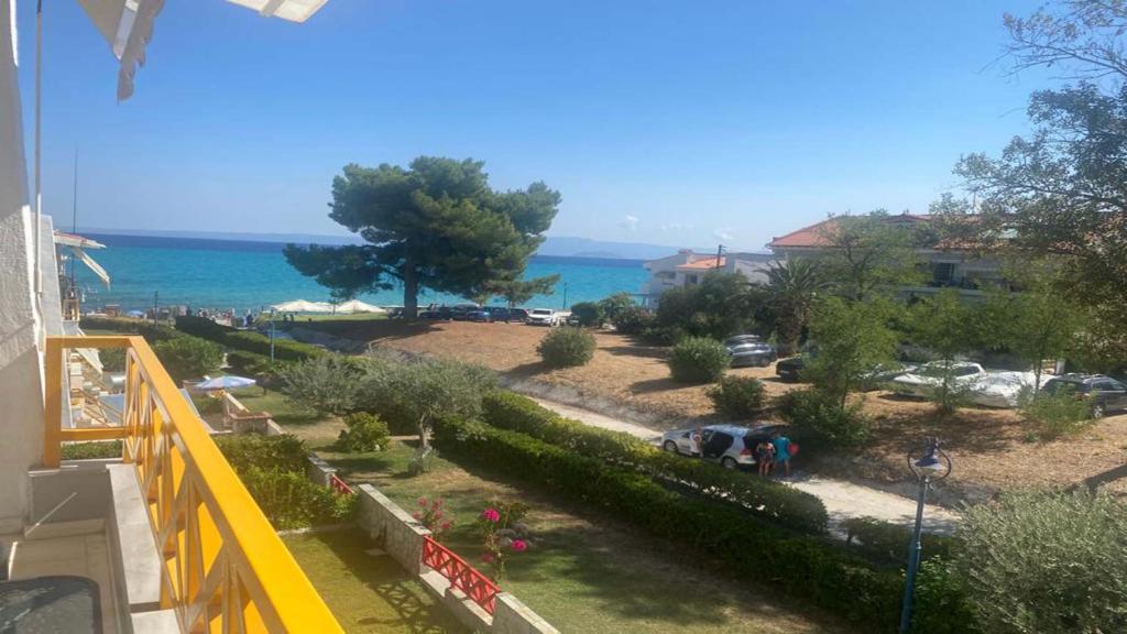 uitzicht op de oceaan vanaf een balkon bij Hanioti Beach Front Apartments in Hanioti