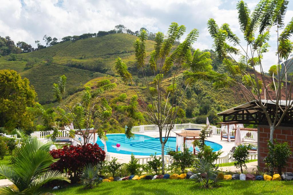 Bazén v ubytování Hotel Campestre La Francesina nebo v jeho okolí