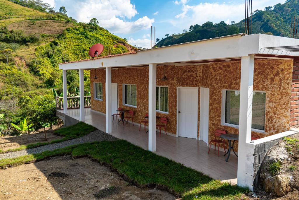 Nespecifikovaný výhled na hory nebo výhled na hory při pohledu z hotelu