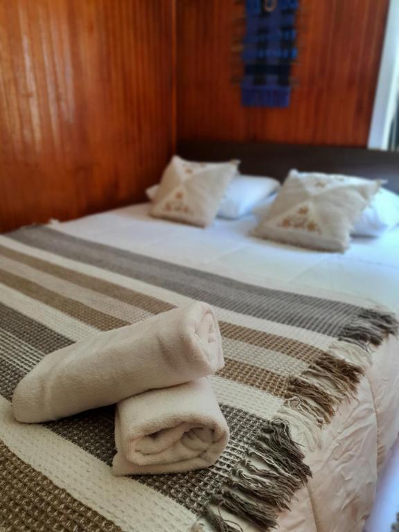 una pila de toallas encima de dos camas en Hostal Isla Mágica en Castro