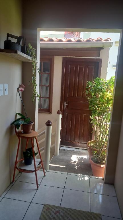 una entrada a una casa con puerta de madera en Apartamento Bem Localizado, en Florianópolis