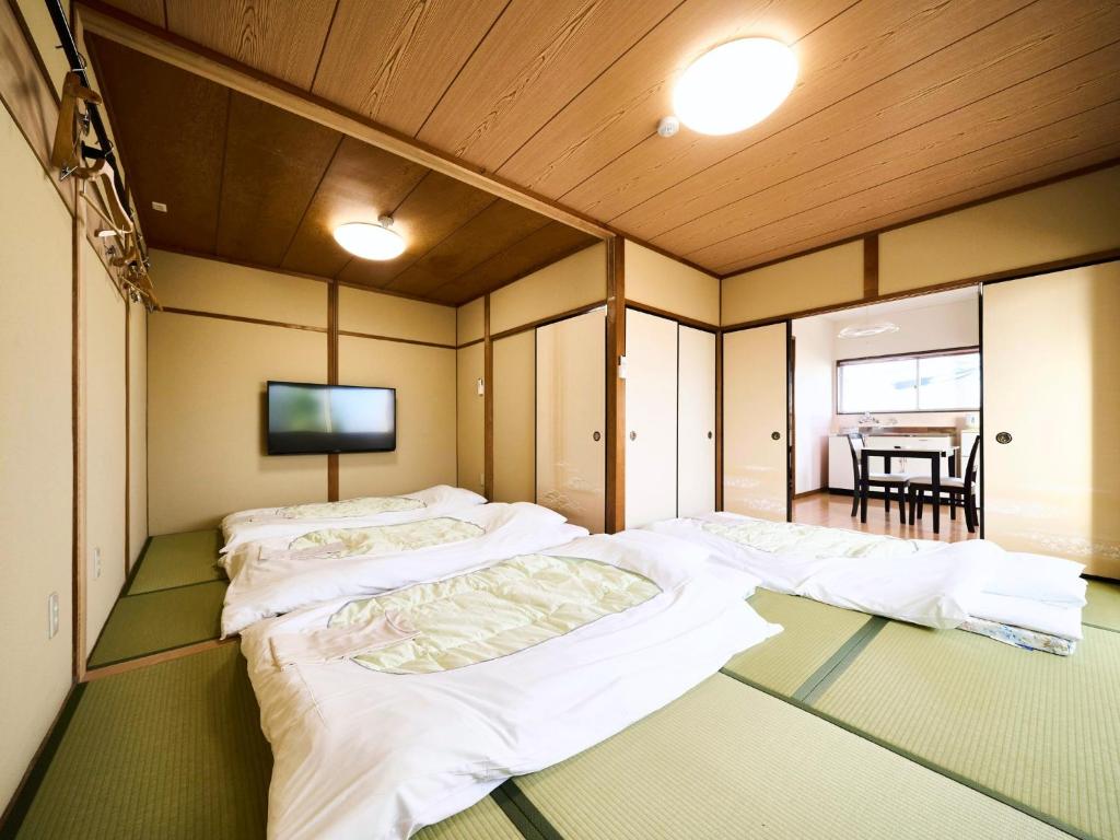 En eller flere senge i et værelse på Okasan Hotel - Vacation STAY 66120v