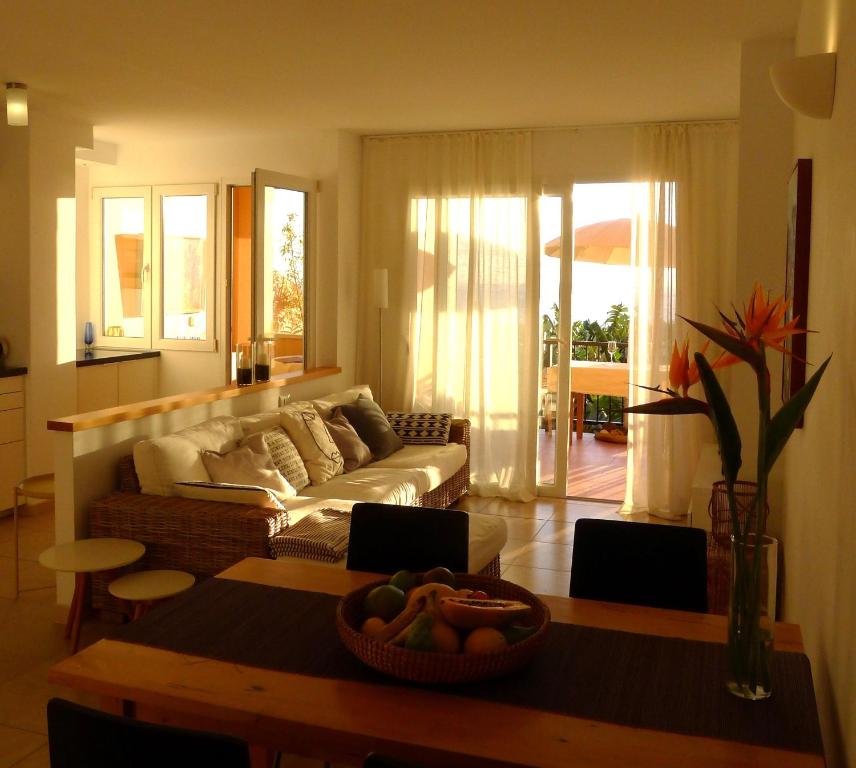 a living room with a couch and a table at Vivienda Atlantico in Tazacorte