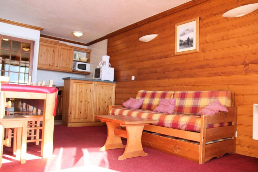 un salon avec un canapé et une table dans l'établissement Résidence Serac - VAL THORENS location: Studio cabine en haut de la station MAE-9020, à Val Thorens