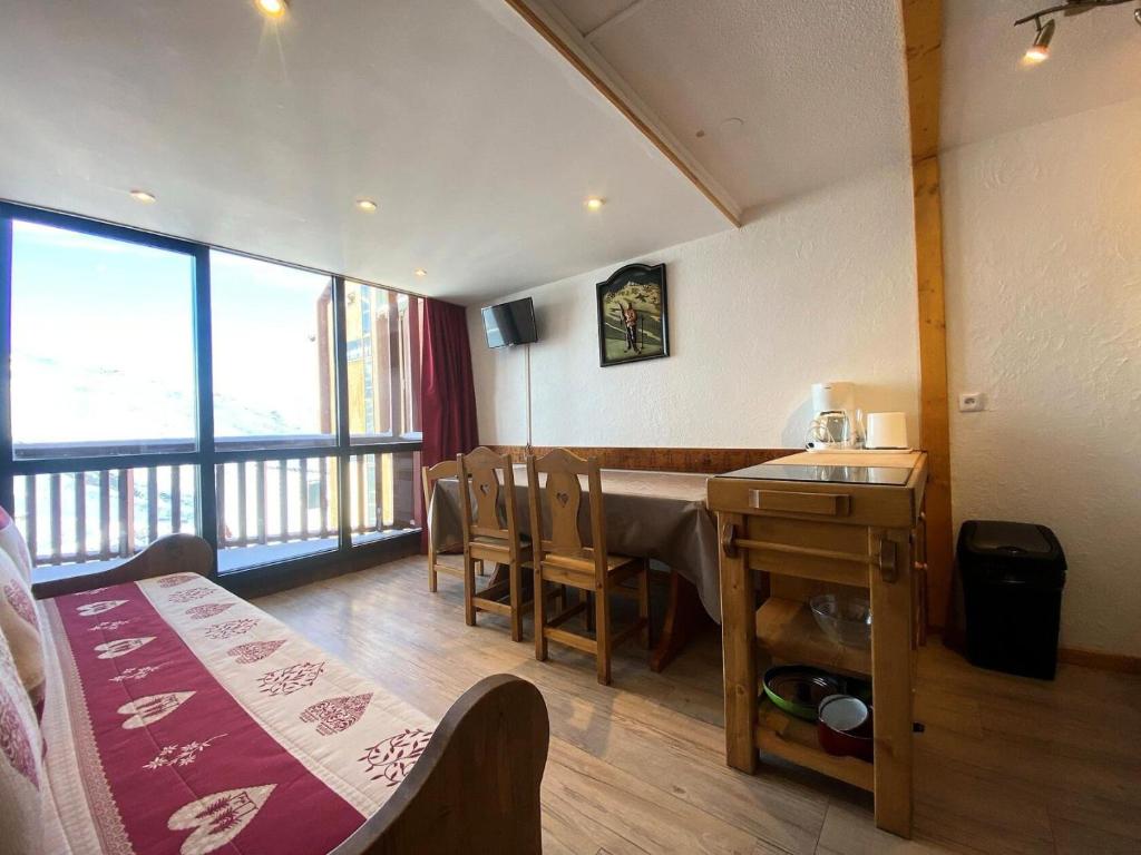 une pièce avec une table et des chaises et une salle à manger dans l'établissement Résidence Silveralp - Val Thorens location: Duplex rénové en dernier étage, proche garderie et école de ski MAE-9064, à Val Thorens