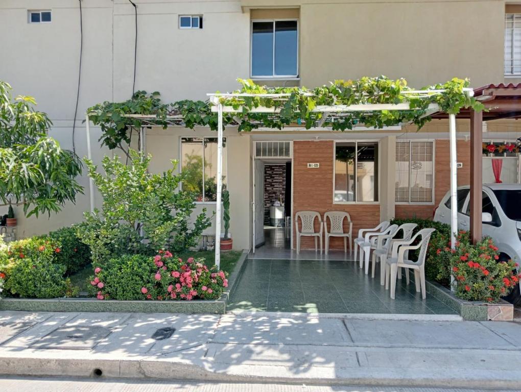 un edificio con un patio con sillas y flores en Casa en Santa Marta, en Santa Marta