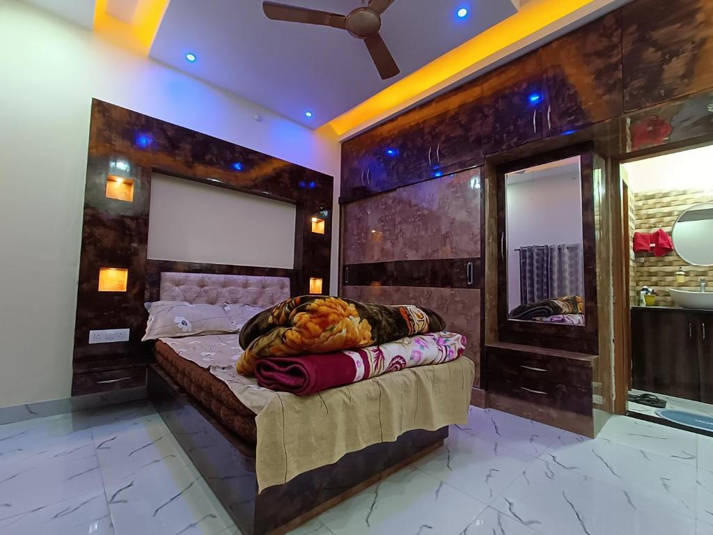 Un dormitorio con una cama con una manta. en Adbhut Nivas (Home Stay), en Bhopal