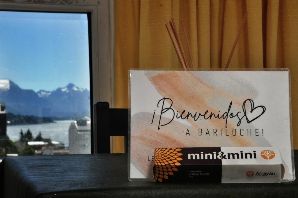 una caja con un cartel que lee Brunswick una barbacoa en Depto con hermosa vista al lago y cerros cerca de todo en San Carlos de Bariloche