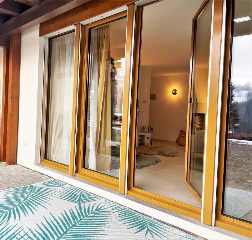 um quarto com portas de vidro deslizantes numa casa em Lovely Family Apartment with Patio &Fireplace &Parking em Laax