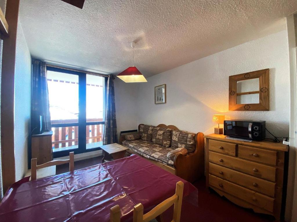 un salon avec une table et un canapé dans l'établissement Résidence Hauts De La Vanoise - VAL THORENS location: studio pour 2 personnes exposé sud ouest, étage élevé, centre station MAE-9124, à Val Thorens