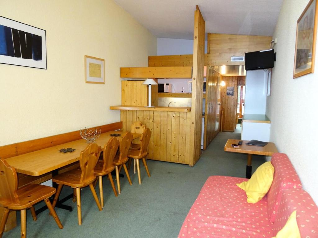 une pièce avec une table et des chaises et une cuisine dans l'établissement Résidence Pierra Menta - Appartement spacieux de 4 pièces pour 9 personnes en dernier étage, proche des pistes et des commerces dans le village du Charve MAE-1660, à Arc 1800