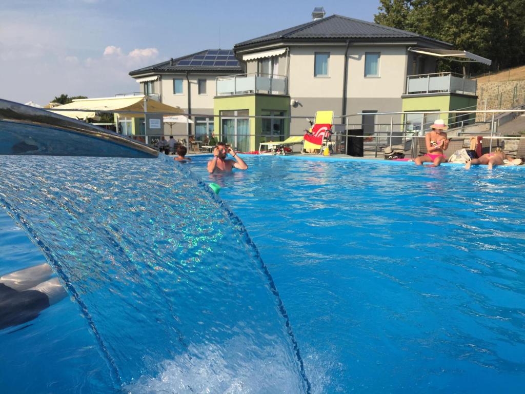 un grupo de personas en una piscina en Wellness Pension Inovec, en Jalšové