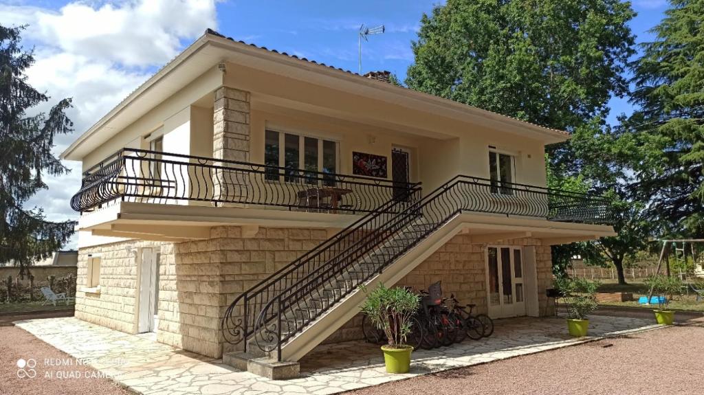 貝爾熱拉克的住宿－gîte de la Claveille，前面有楼梯的小房子