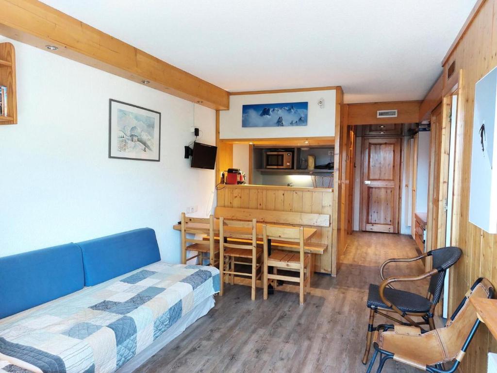 Cette chambre comprend un lit, une table et une cuisine. dans l'établissement Résidence Nova - Appartement 2 pièces 6 personnes proche des pistes, des commerces, de la garderie et de l'ESF au centre de la station d’Arc 1800 MAE-1689, à Arc 1800
