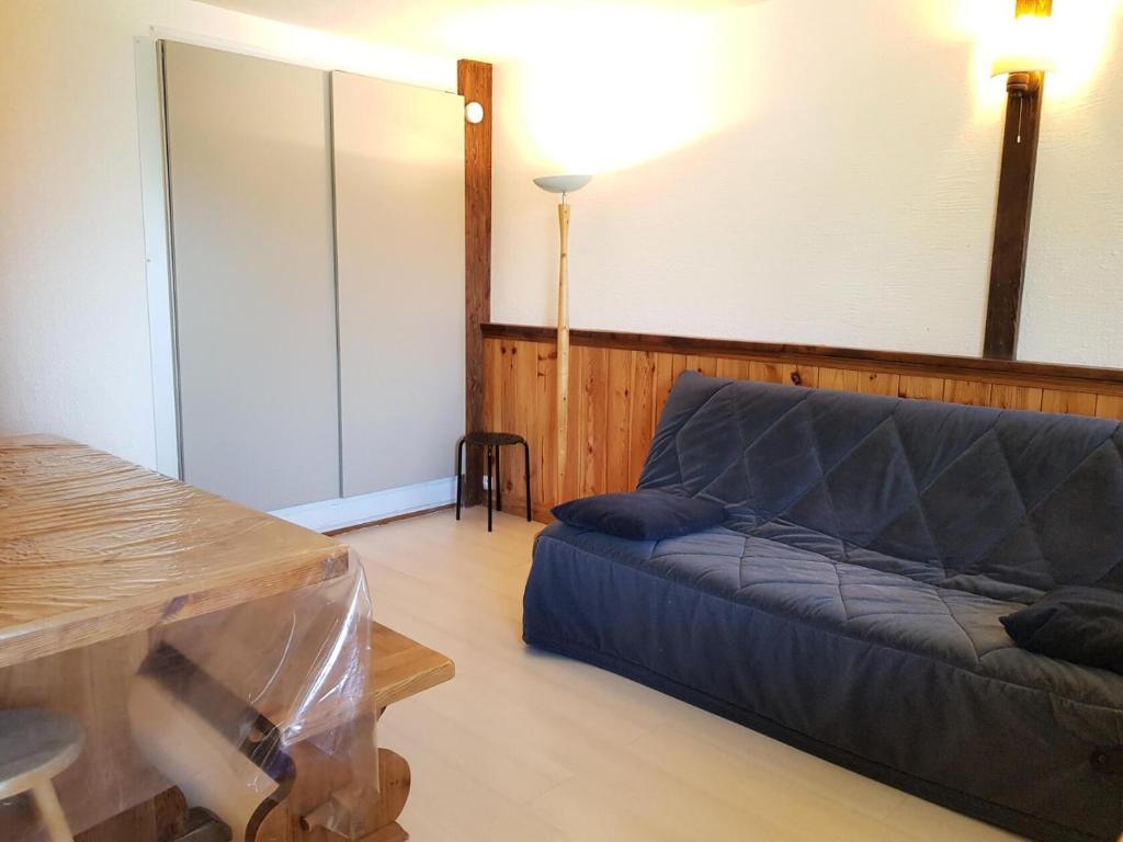 un salon avec un canapé et une table dans l'établissement Résidence Les Arolles - Apartement 2 pièces 6 personnes à Arc 1600 en centre station et proche des pistes MAE-1701, à Arc 1600