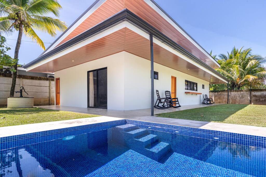 una casa con piscina frente a una casa en Luxury 2 bedroom, walking distance to beach en Uvita