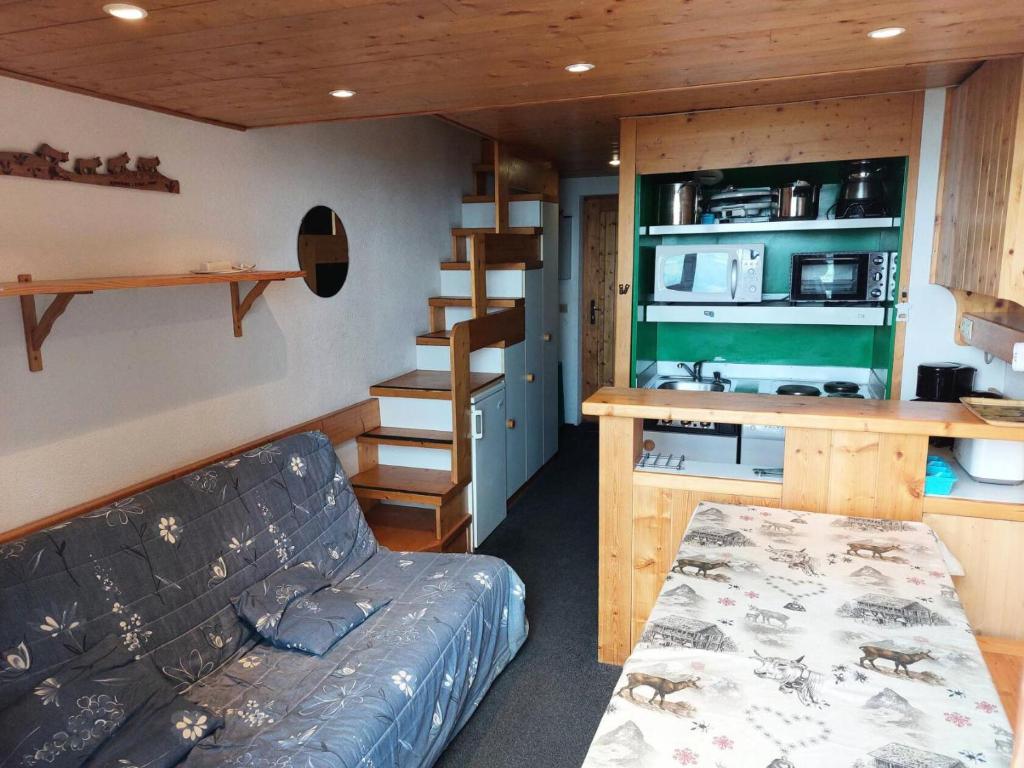 un salon avec un canapé et une cuisine dans l'établissement Résidence Vogel - Agréable duplex 6 personnes avec une très belle vue sur la vallée dans le village de Charmettoger à Arc 1800 MAE-1693, à Arc 1800