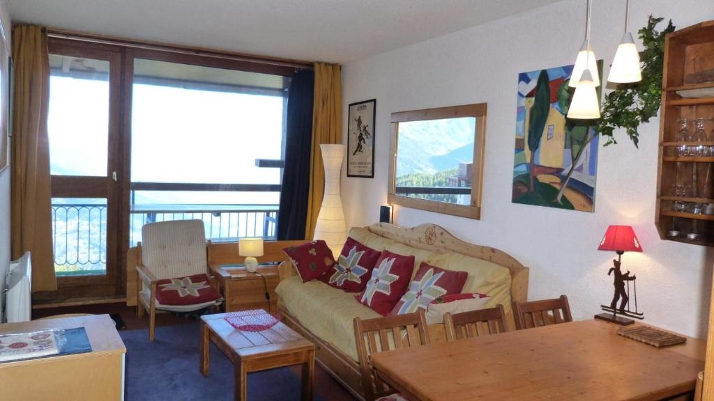 アーク 1801にあるRésidence Nova - Appartement 2 pièces 6 personnes proche des pistes, des commerces, de la garderie et de l'ESF au centre de la station d’Arc 1800 MAE-1721のソファとテーブルのあるリビングルーム
