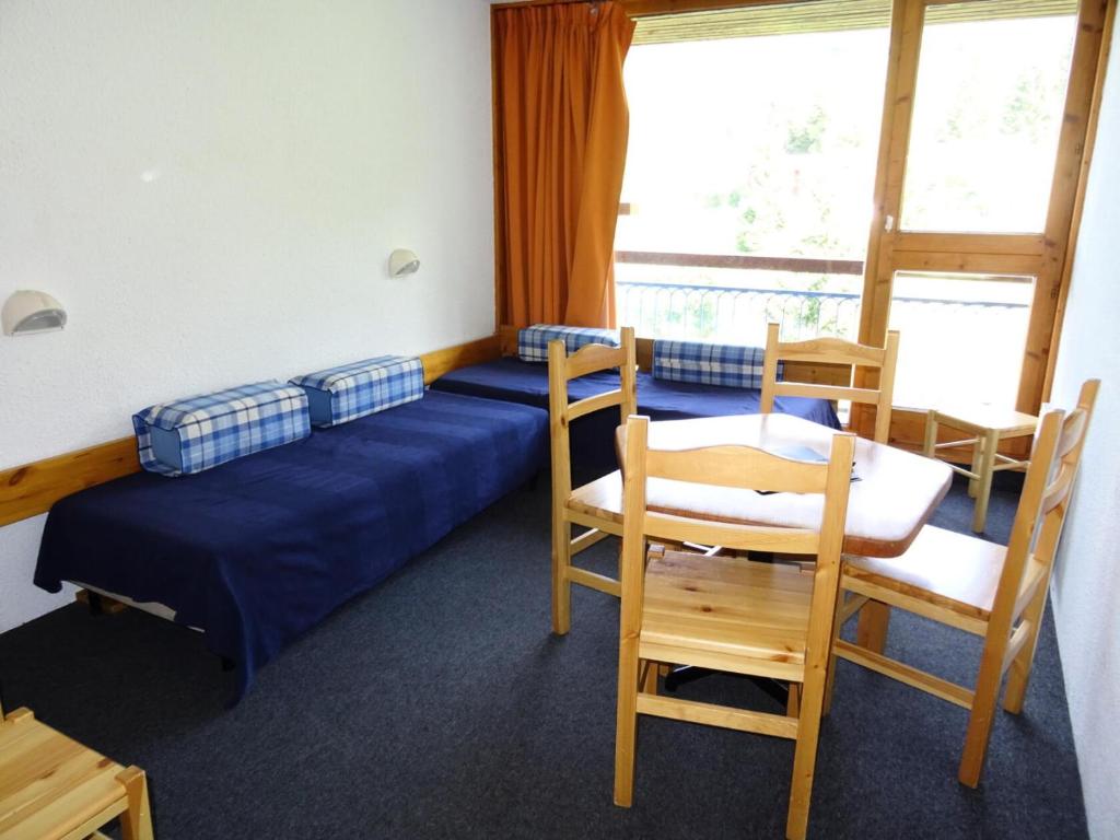 une chambre avec un lit, une table et des chaises dans l'établissement Résidence Pierra Menta - Studio 5 personnes proche des pistes et des commerces dans le village du Charvet à Arc 1800 MAE-1736, à Arc 1800