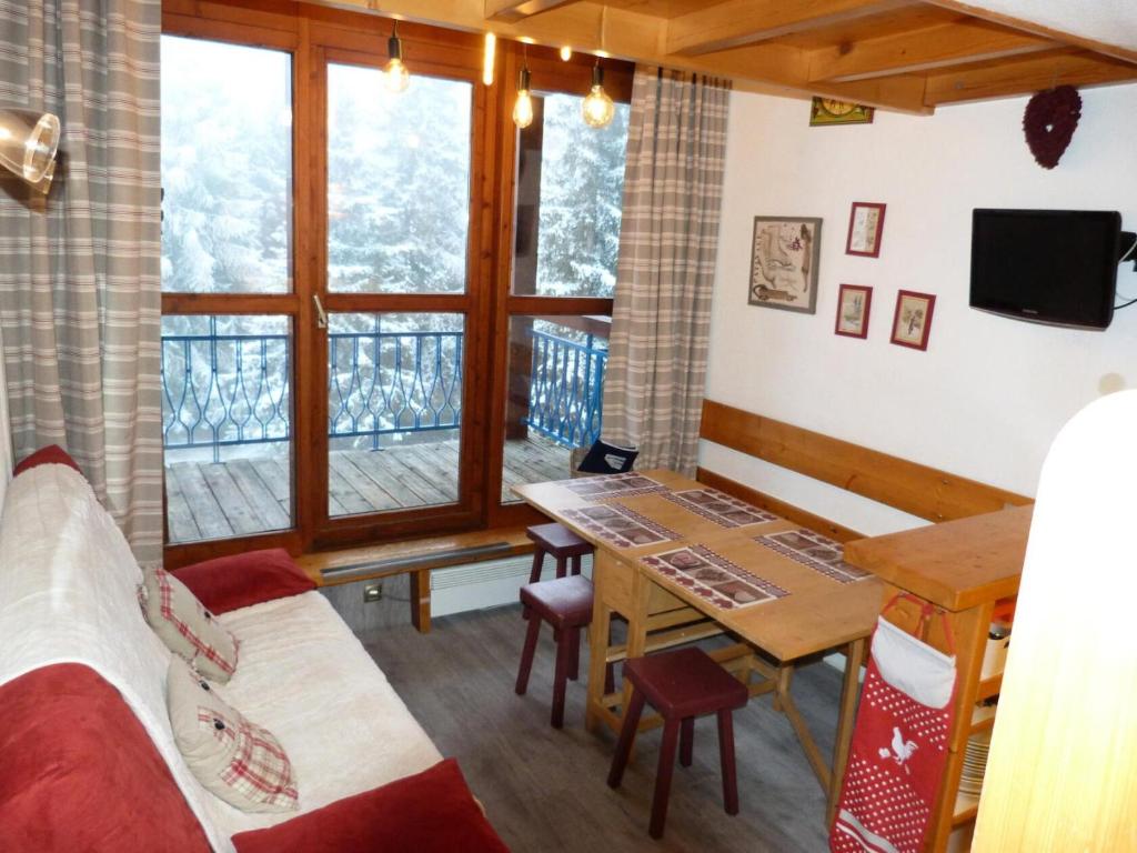 une chambre avec un lit, une table et une fenêtre dans l'établissement Résidence Archeboc - Appartement 5 personnes à Arc 1800 proche des pistes dans le village de Charmettoger MAE-1746, à Arc 1800