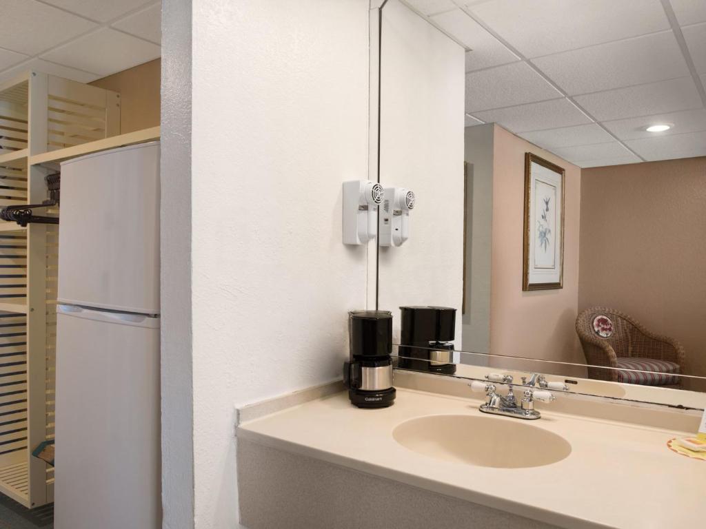 Days Inn by Wyndham Panama City Beach Beachfront Resort photo