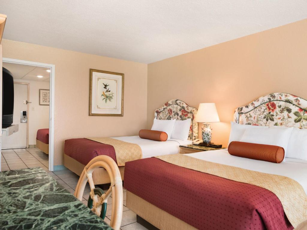 Days Inn by Wyndham Panama City Beach Beachfront Resort photo