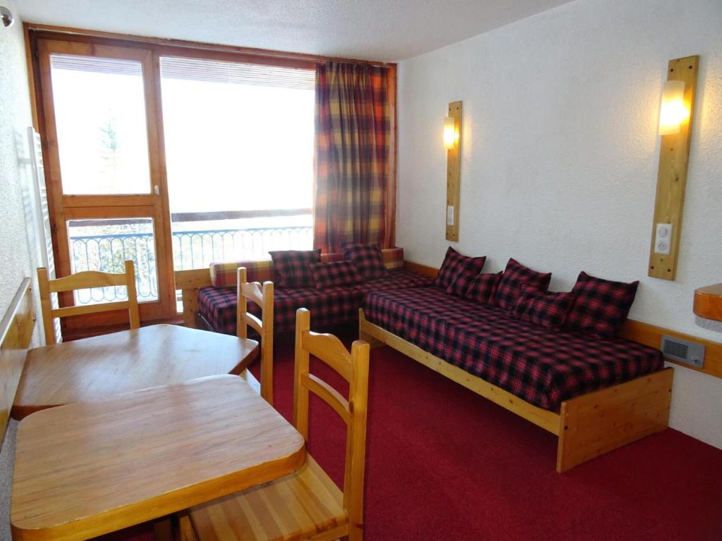 un salon avec un canapé et une table dans l'établissement Résidence Pierra Menta - Studio 5 personnes proche des pistes et des commerces dans le village du Charvet à Arc 1800 MAE-1754, à Arc 1800