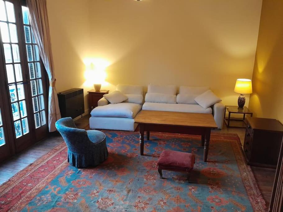 a living room with a couch and a coffee table at Apartamento de estilo en edificio patrimonial in Montevideo