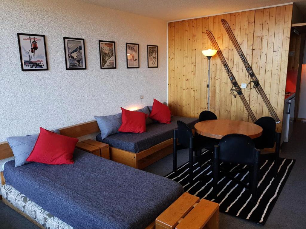 een hotelkamer met 2 bedden en een tafel bij Résidence Adret - Studio pour 4 Personnes 76 in Arc 1600