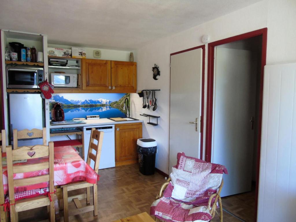 une petite cuisine avec une table et un réfrigérateur dans l'établissement Résidence Cheval Blanc - 2 Pièces pour 6 Personnes MAE-8654, à Modane