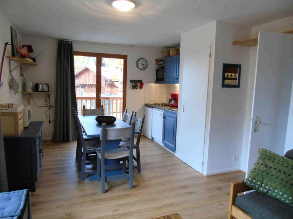une cuisine et un salon avec une table et des chaises dans l'établissement Chalet Arrondaz - 2 Pièces pour 6 Personnes MAE-8674, à Modane