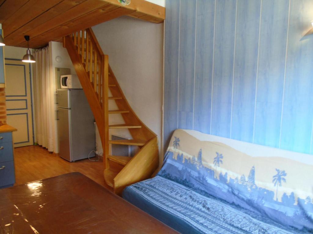 - un salon avec un escalier dans l'établissement Résidence Thabor - 2 Pièces pour 4 Personnes MAE-8584, à Modane