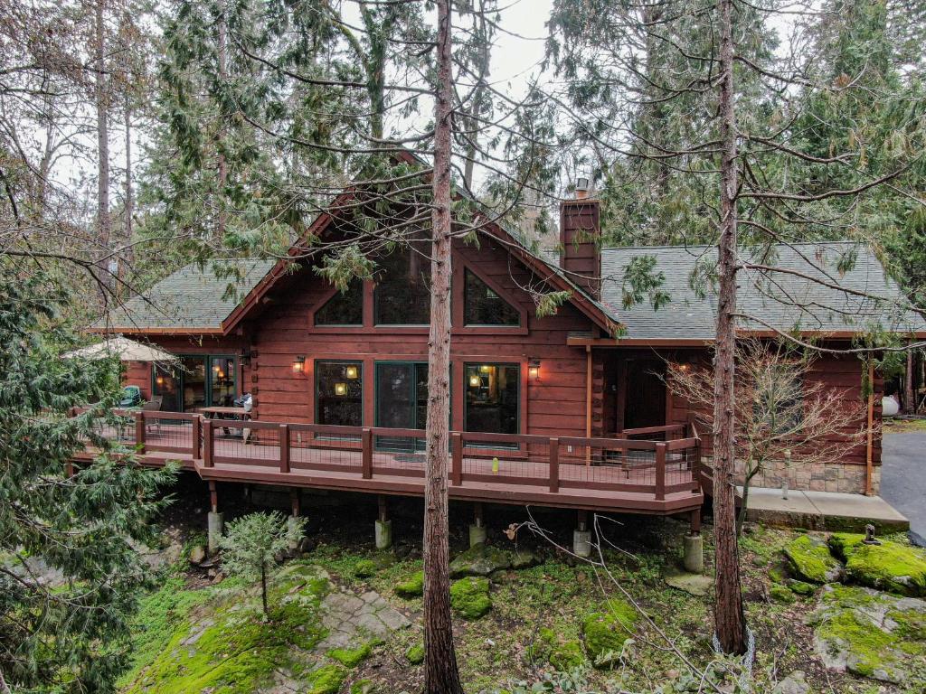 Gallery image of Exquisite Log Cabin in the Pines and Very Private in Sonora