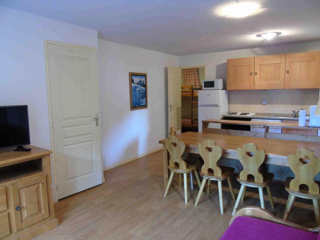 - une cuisine et une salle à manger avec une table et des chaises dans l'établissement Résidence Belvedere - 3 Pièces pour 8 Personnes 874, à Modane