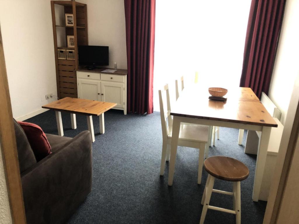 un salon avec une table, des chaises et un canapé dans l'établissement Résidence MARMOTTES - Studio pour 6 Personnes MAE-8984, à Gourette