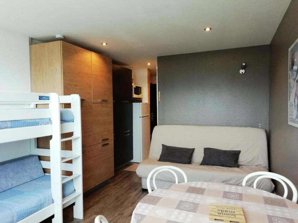 a small room with a bunk bed and a bedroom with a bunk bed gmaxwellebin at Résidence Les Charmettes - Studio pour 3 Personnes 38 in Arc 1600