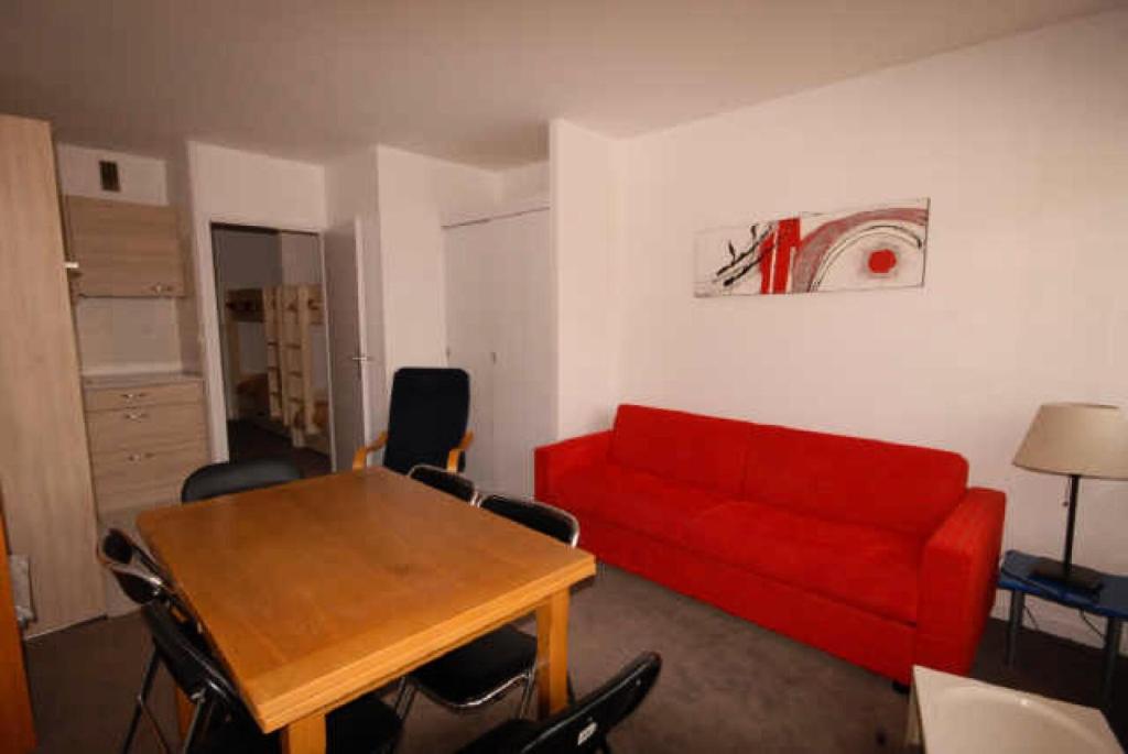 un salon avec un canapé rouge et une table dans l'établissement Résidence SANCTUS - Studio pour 6 Personnes MAE-9044, à Gourette
