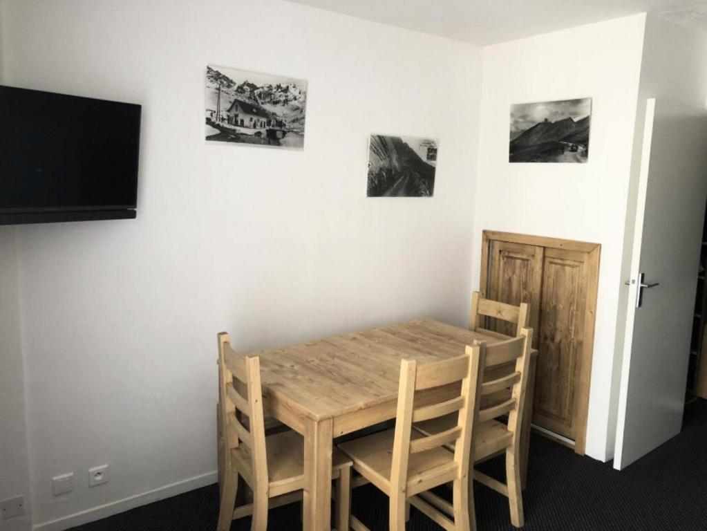 une salle à manger avec une table et des chaises en bois dans l'établissement Résidence MARMOTTES - Studio pour 5 Personnes MAE-9084, à Gourette
